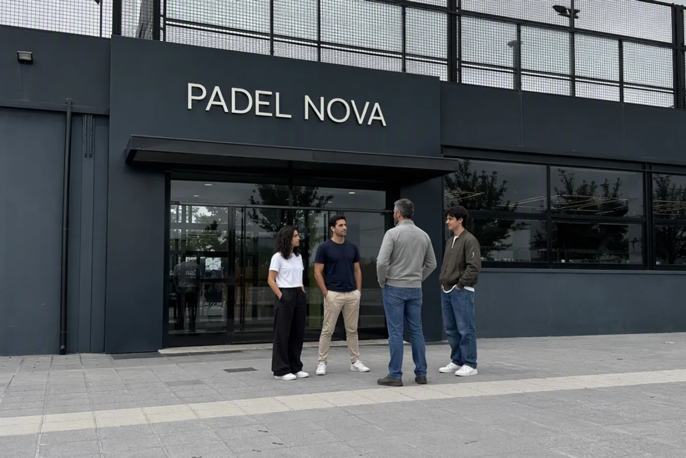 Visita a las instalaciones de un club deportivo, a la entrada del edificio